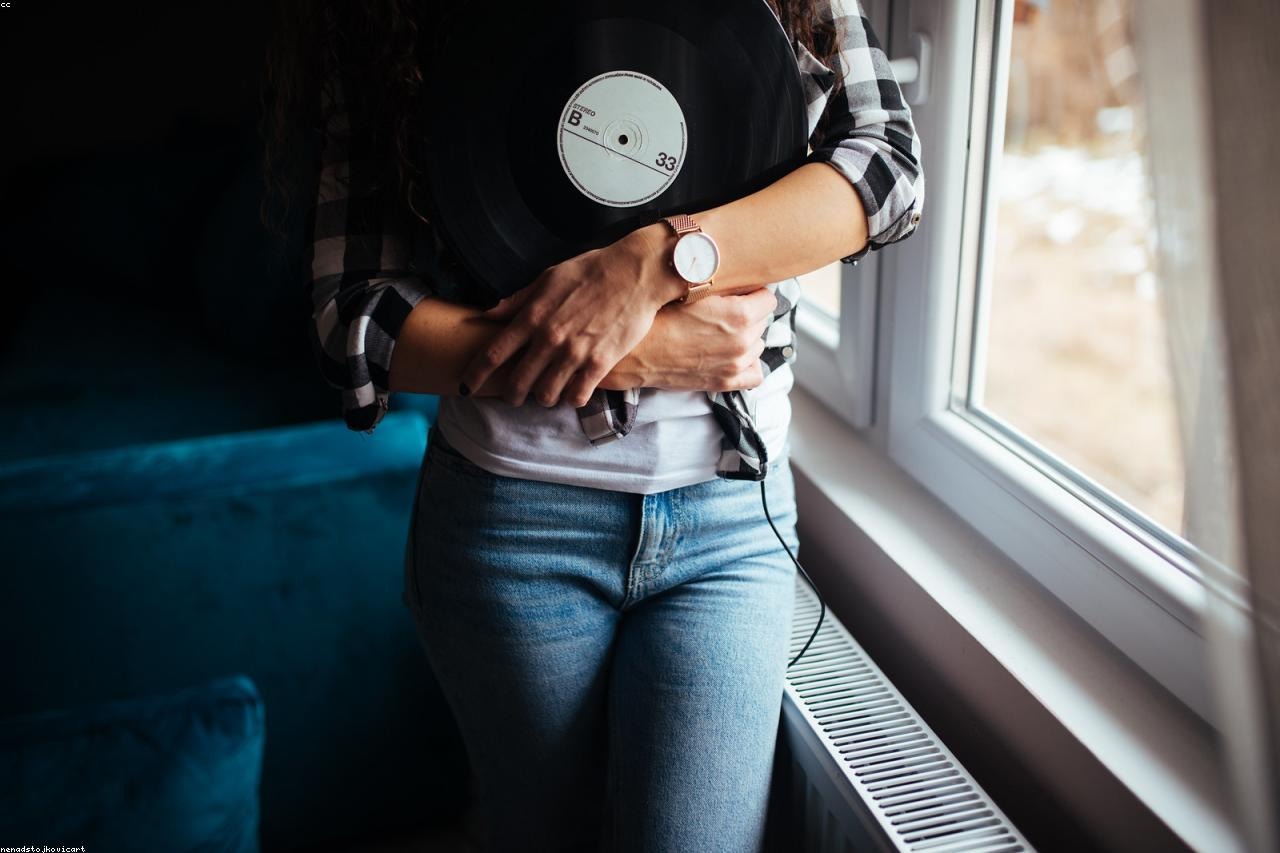 Small Accessories That Make Basic Clothes Feel Intentional